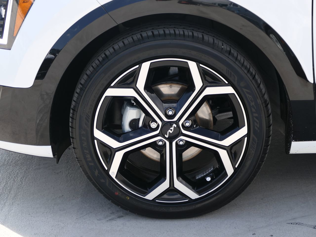 Used 2023 Kia Niro SX Touring image 9