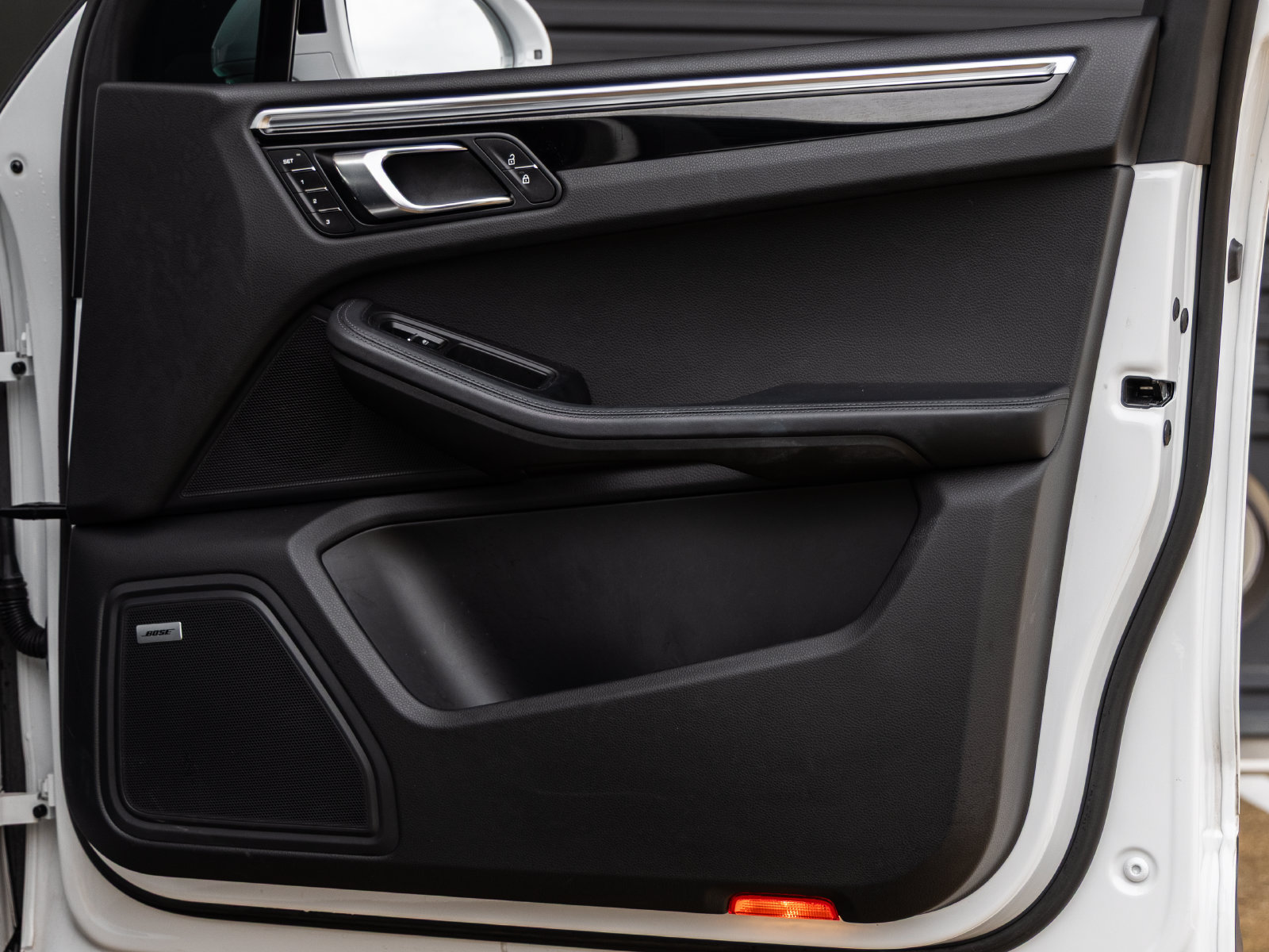 Certified 2022 Porsche Macan S AWD/4WD image 36