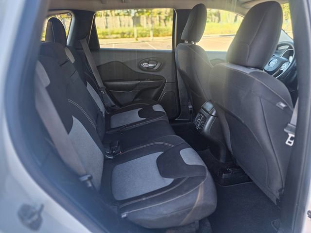 Used 2016 Jeep Cherokee Sport image 30