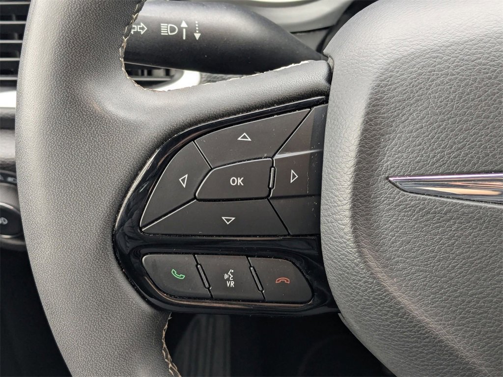 Used 2023 Chrysler Pacifica Touring image 22