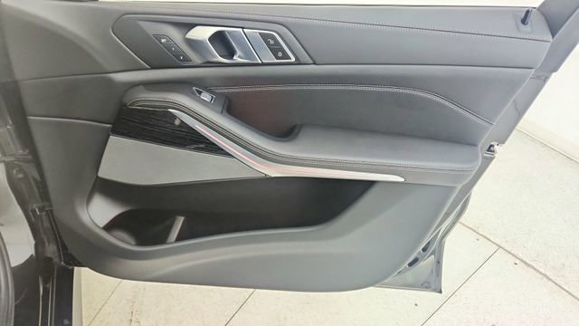 Used 2024 BMW X7 xDrive40i w/ M Sport Package image 25
