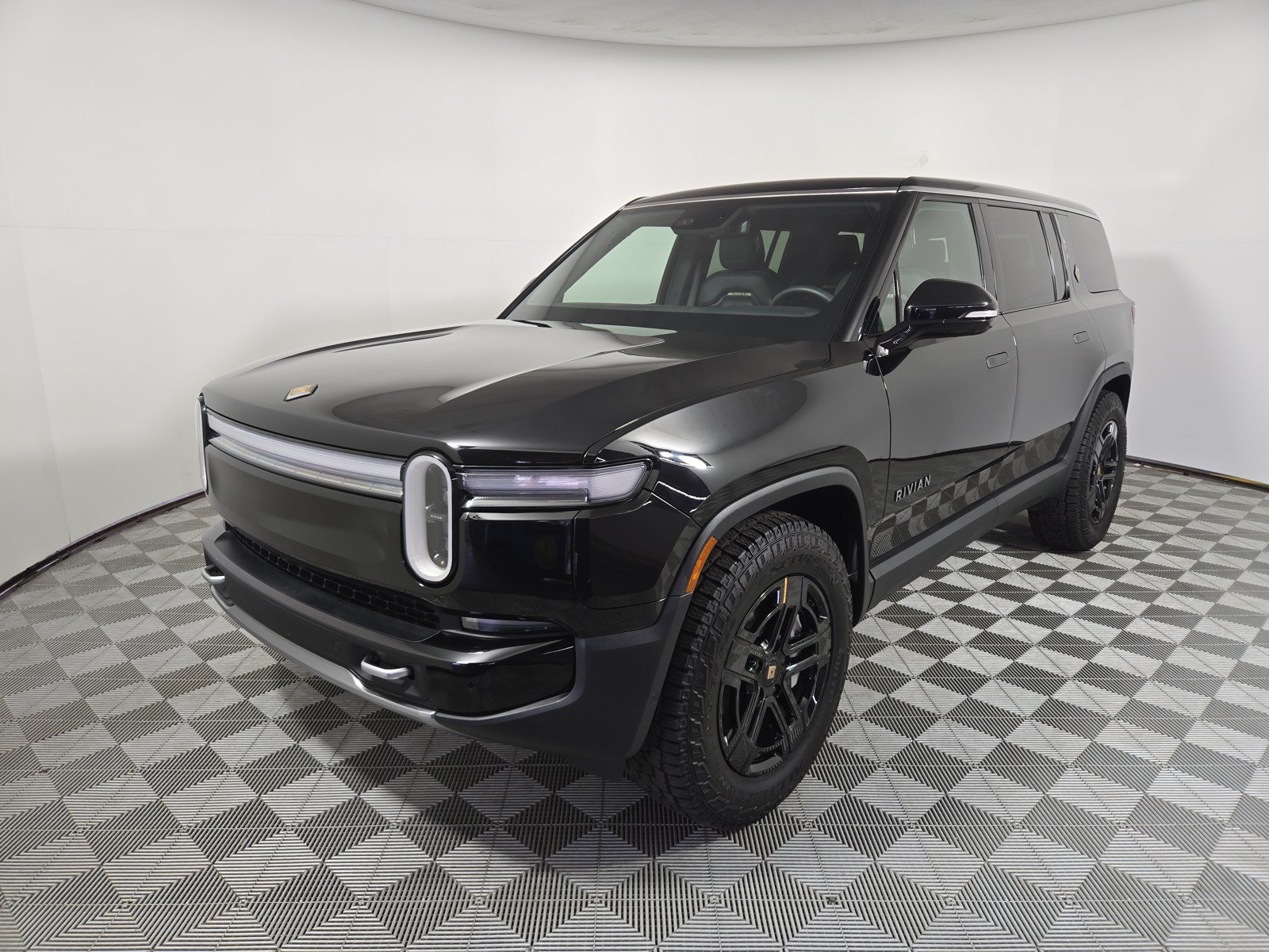 Used 2025 Rivian R1S Adventure AWD/4WD image 1