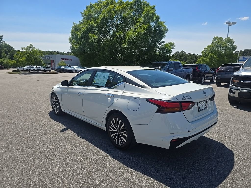Used 2025 Nissan Altima 2.5 SV FWD image 3