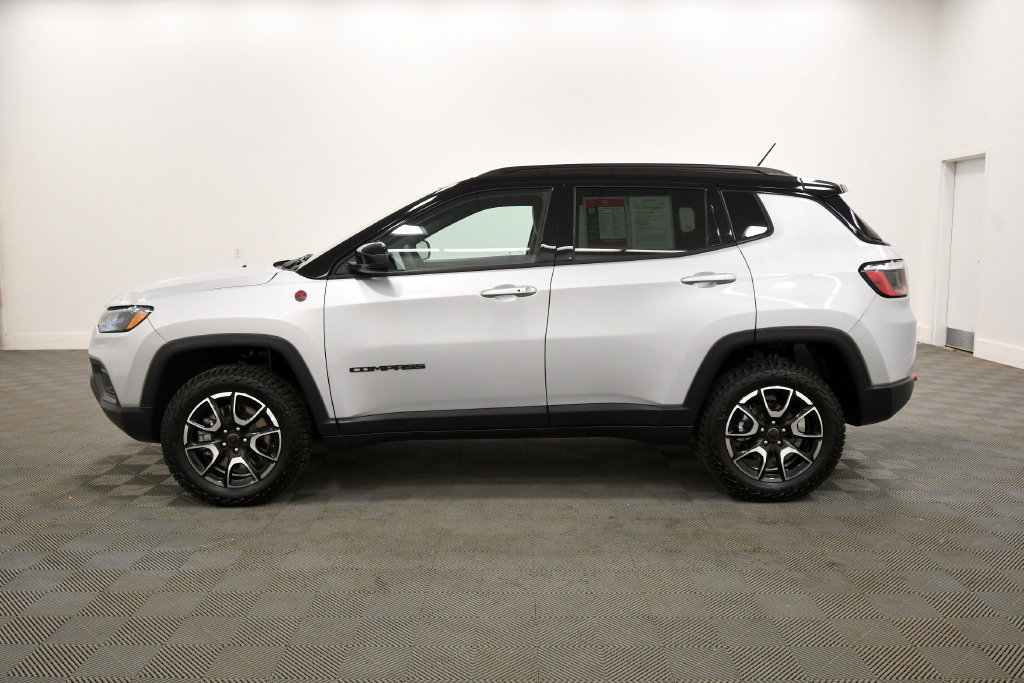 Used 2025 Jeep Compass Trailhawk AWD/4WD image 4