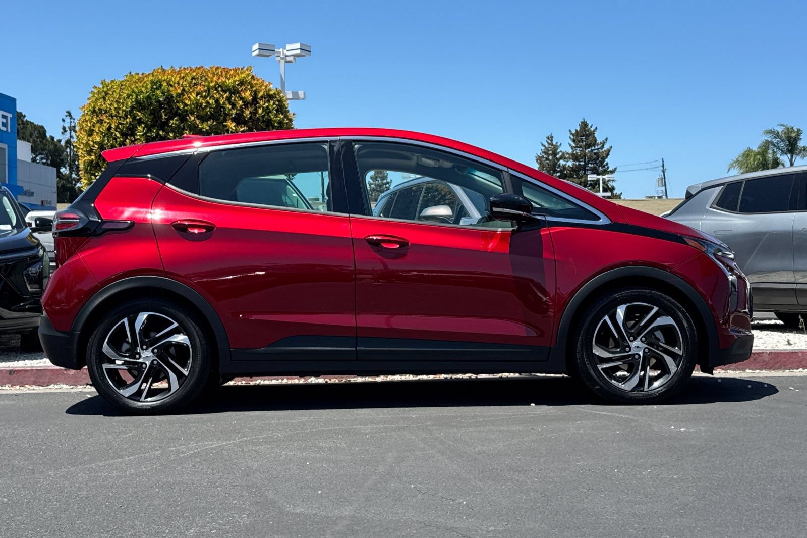 Used 2023 Chevrolet Bolt LT w/ Infotainment Package FWD image 4
