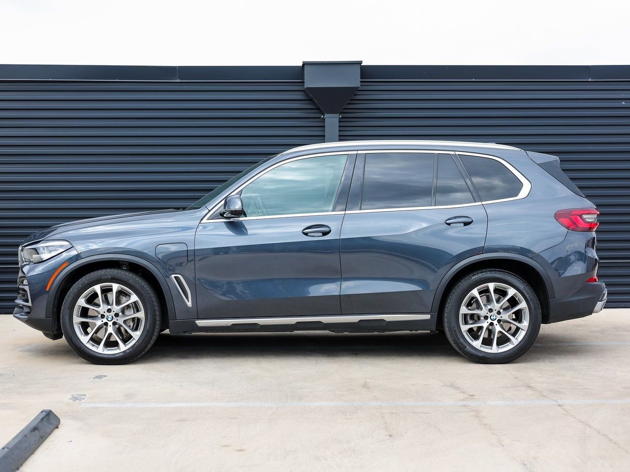 Used 2021 BMW X5 xDrive45e w/ Premium Package 2 image 2