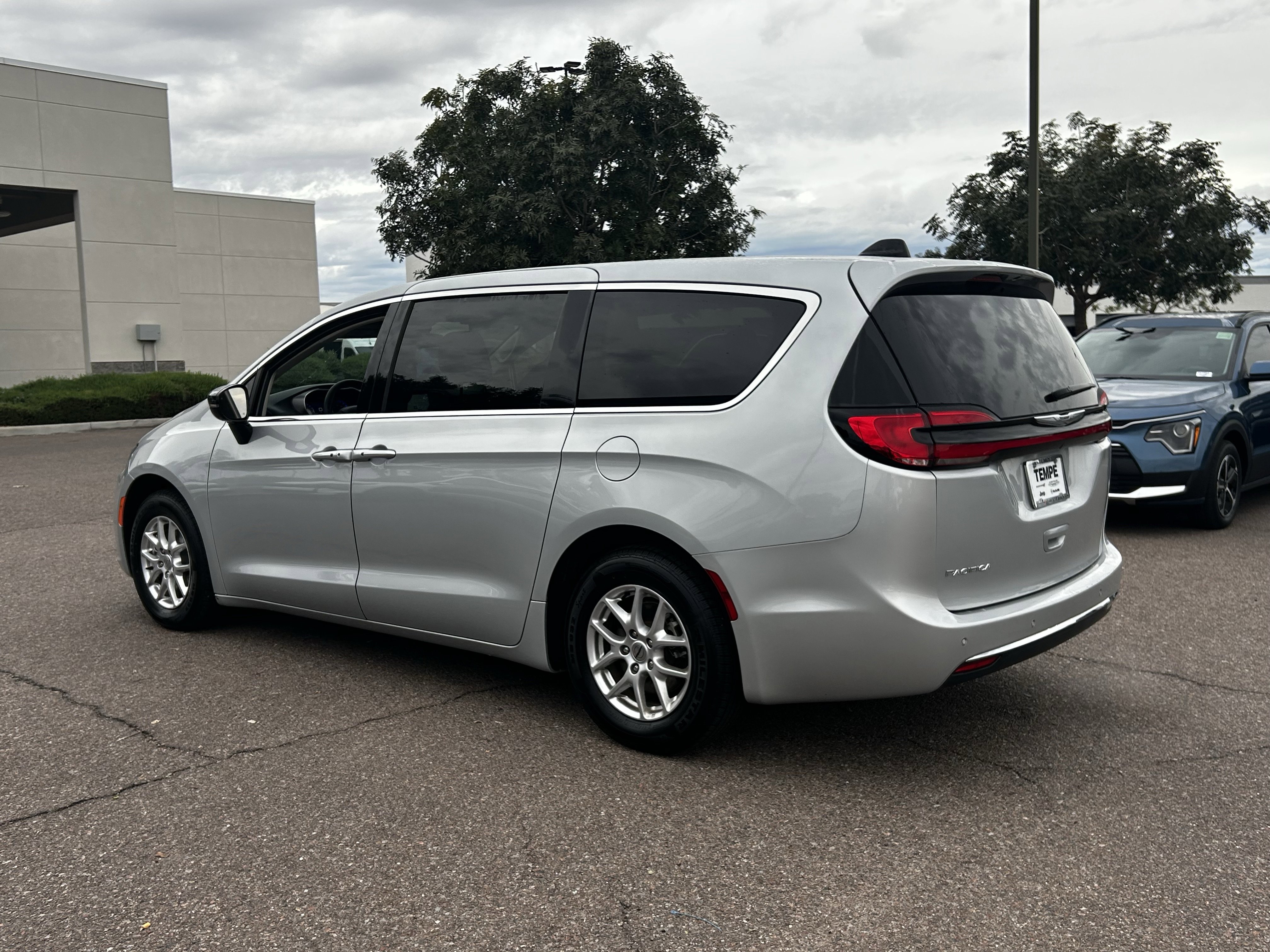 Certified 2024 Chrysler Pacifica Touring-L image 6