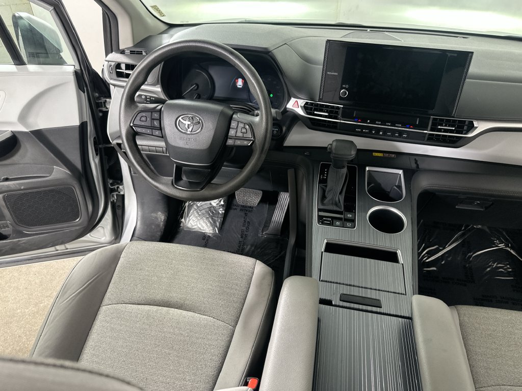 Used 2025 Toyota Sienna LE FWD image 20