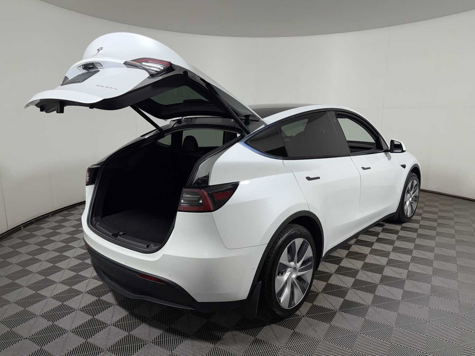 Used 2022 Tesla Model Y Long Range AWD/4WD image 23