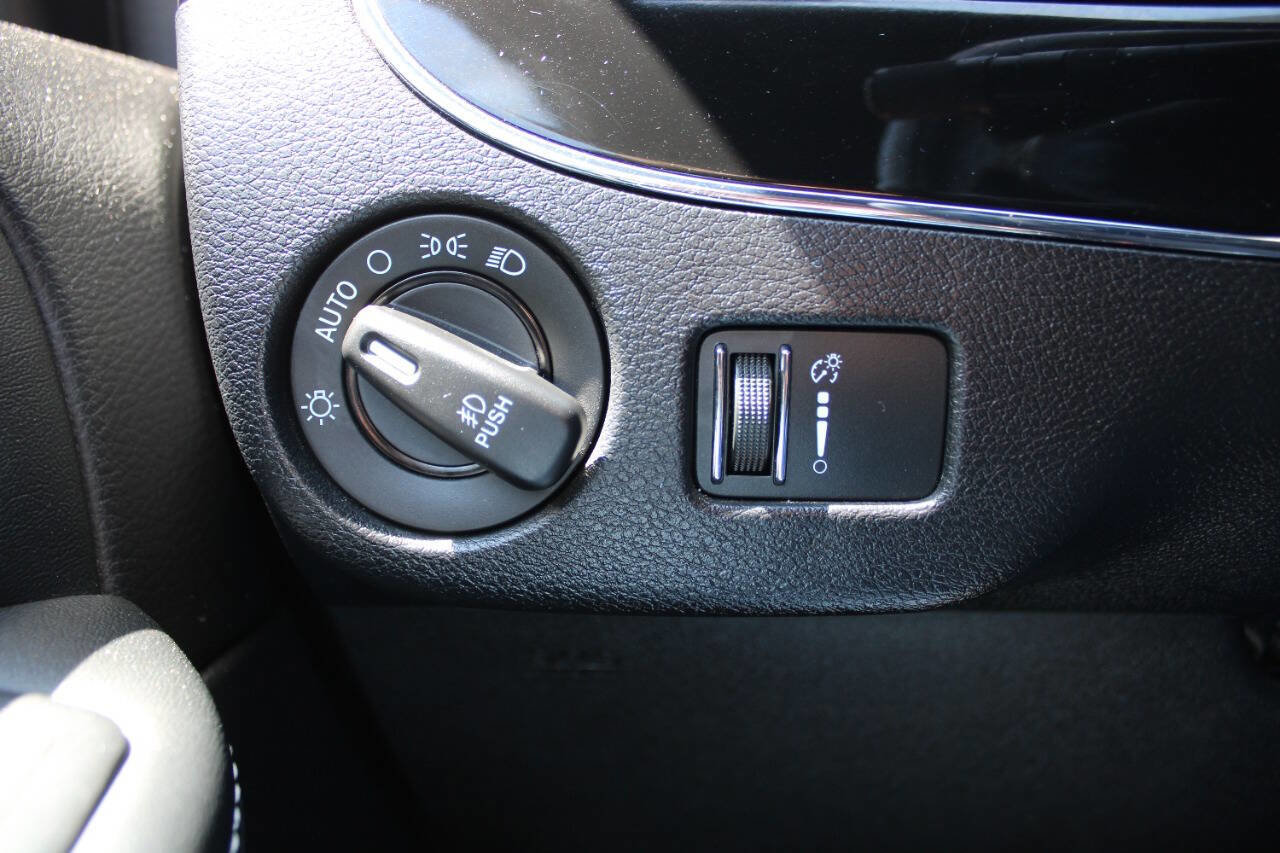 Used 2017 Dodge Grand Caravan SXT w/ Blacktop Package FWD image 40