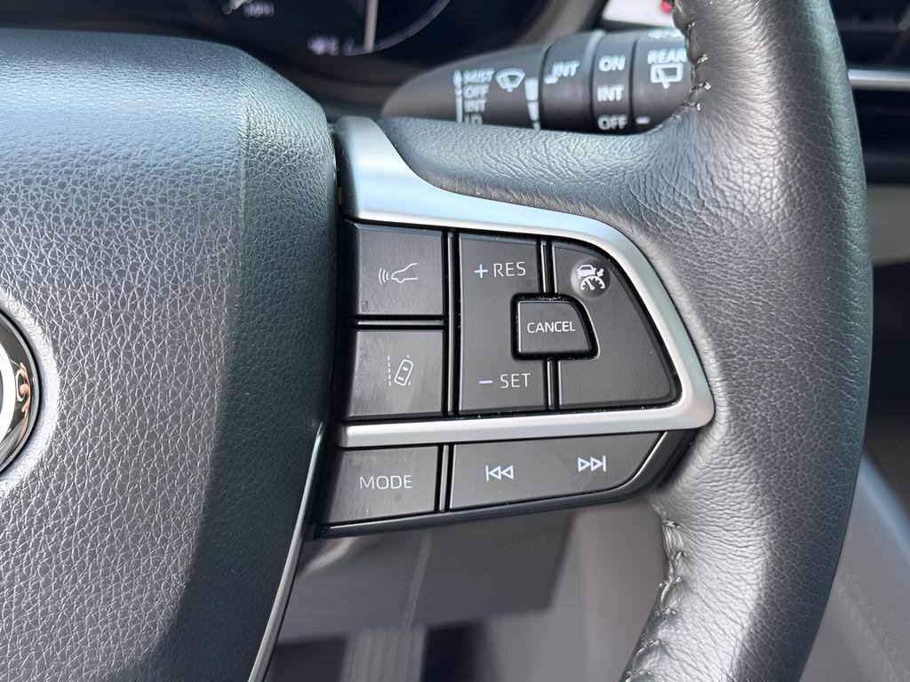 Used 2022 Toyota Sienna XLE w/ XLE Plus Package image 17