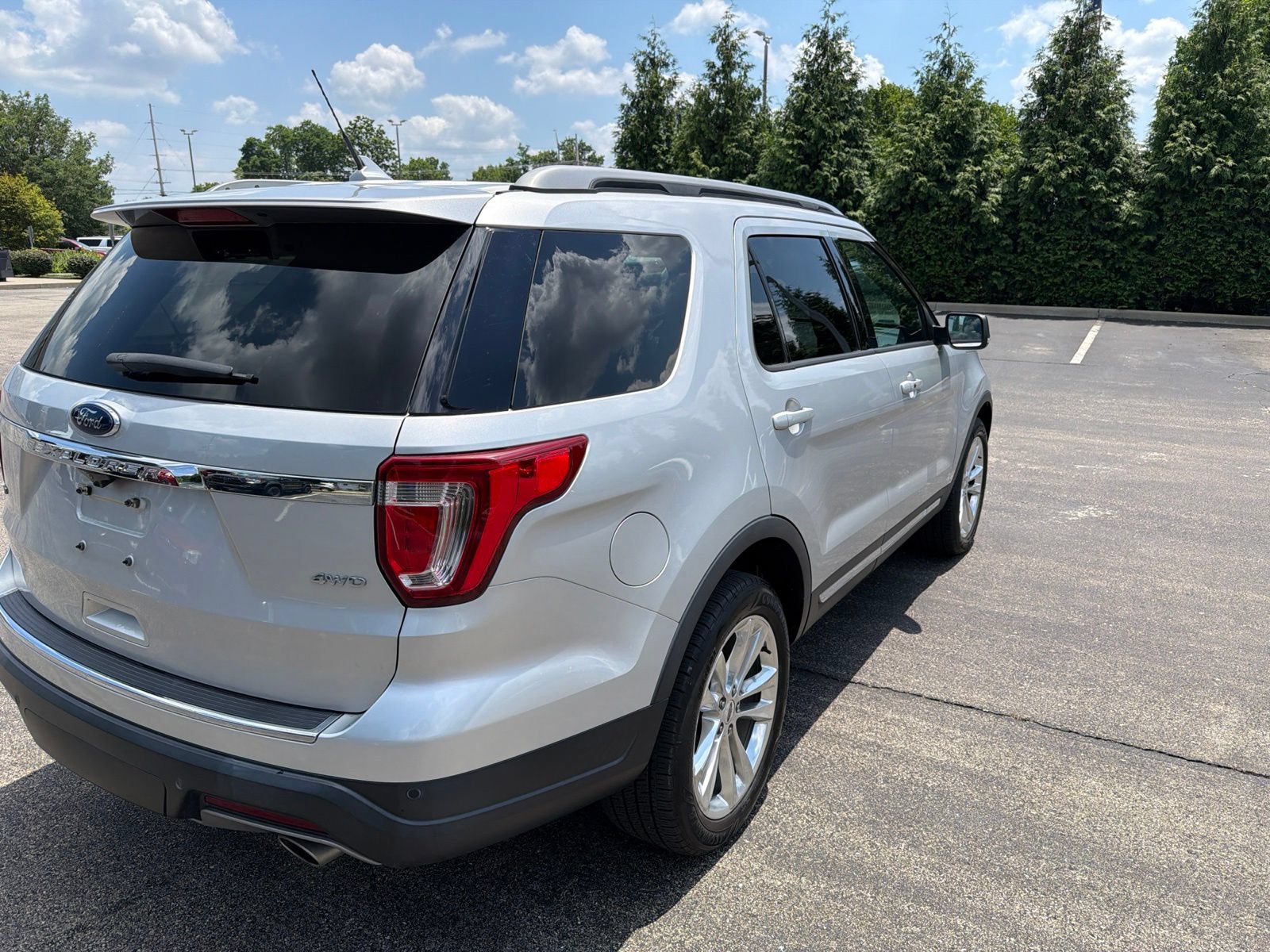 Used 2018 Ford Explorer XLT w/ Equipment Group 202A AWD/4WD image 5