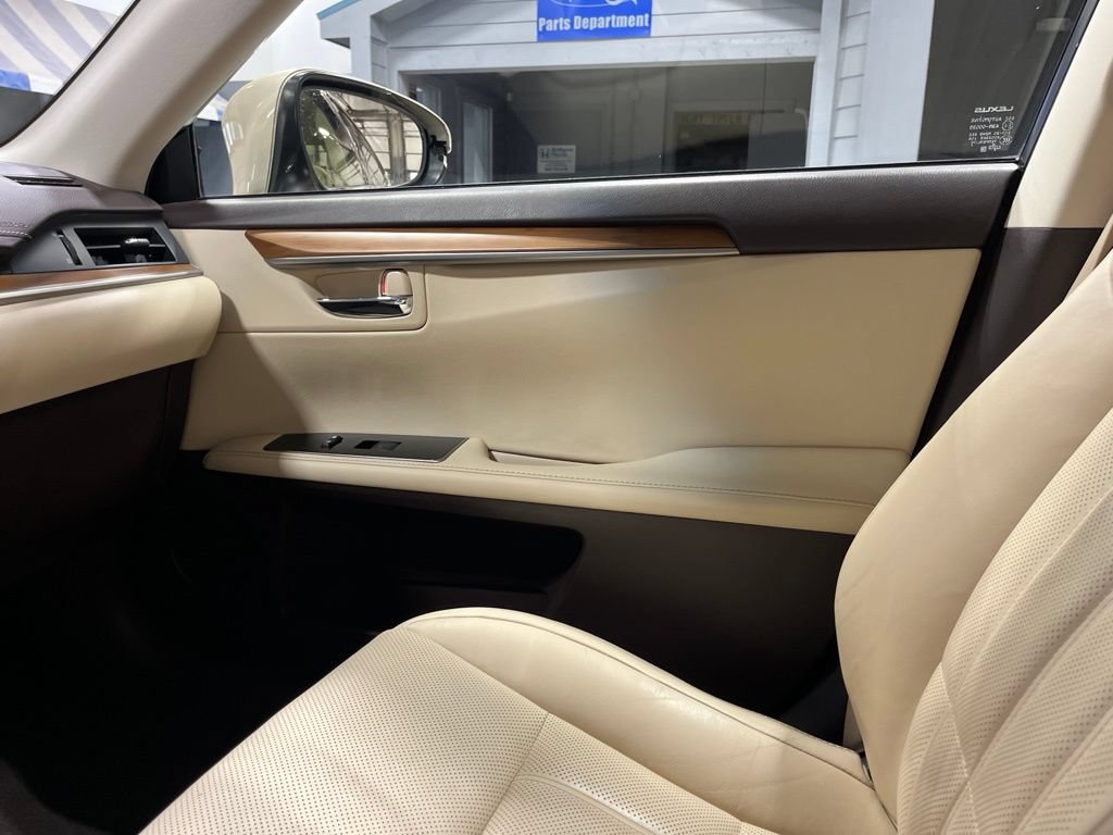 Used 2017 Lexus ES 300h w/ Luxury Package FWD image 21