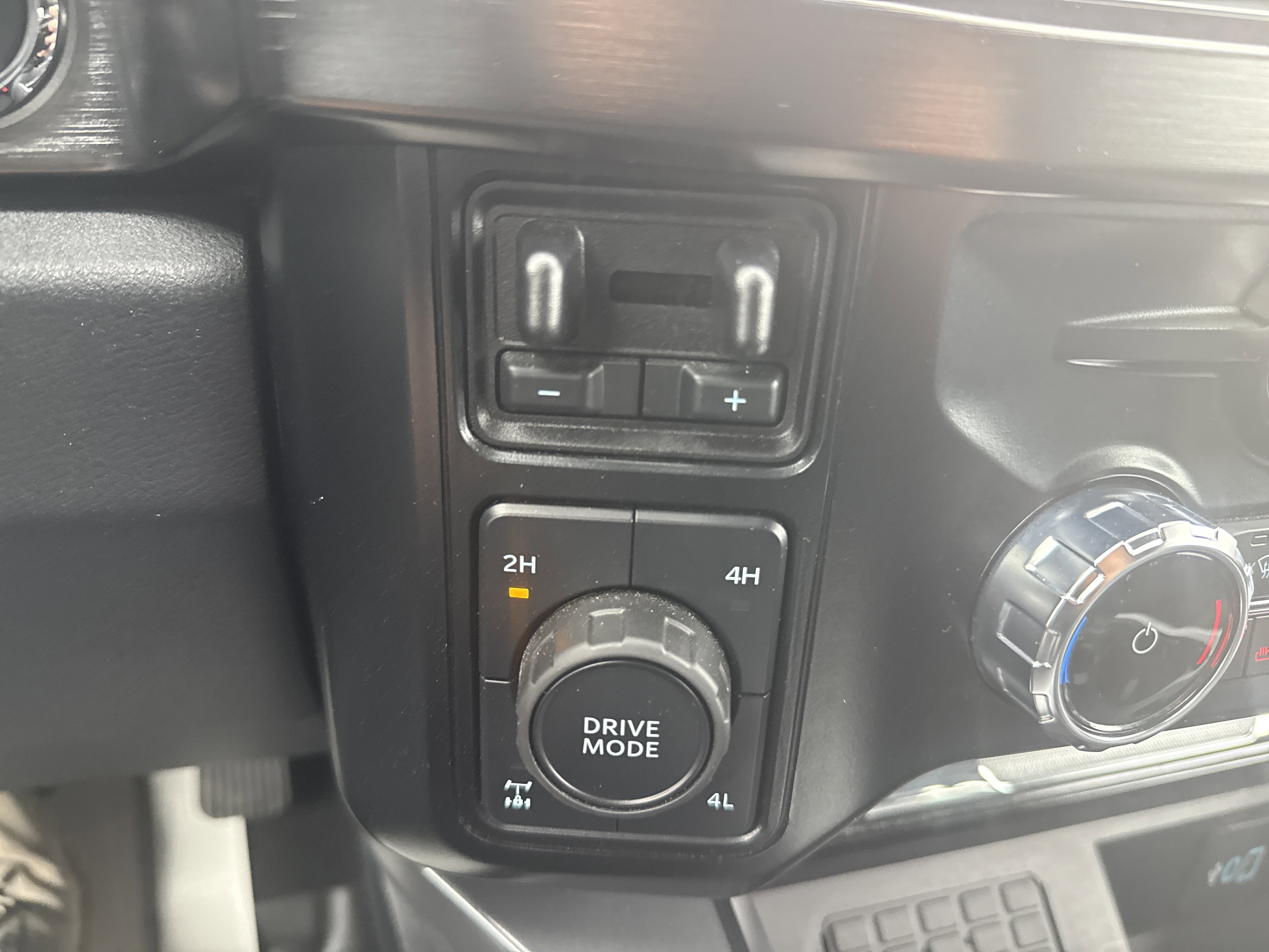 Used 2024 Ford F250 Lariat w/ Sport Appearance Package AWD/4WD image 31