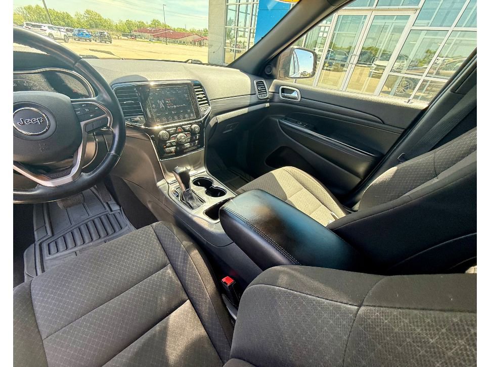 Used 2020 Jeep Grand Cherokee Laredo w/ 18" Wheel & 8.4" Radio Group image 13