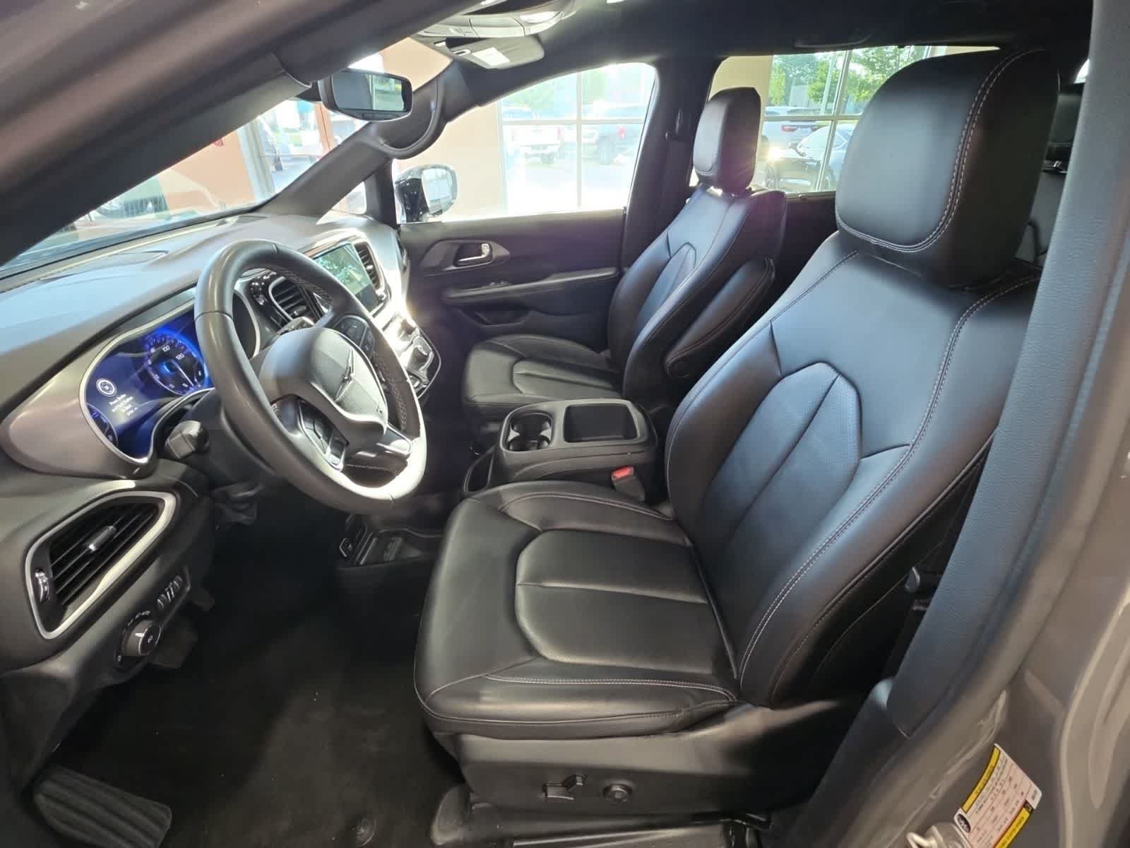 Used 2025 Chrysler Pacifica Select FWD image 14