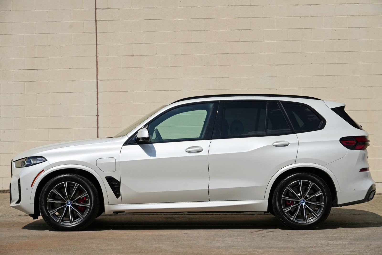 Used 2024 BMW X5 xDrive50e w/ M Sport Package AWD/4WD image 9