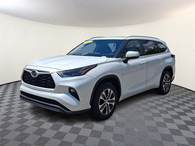 Used 2023 Toyota Highlander XLE FWD image 3