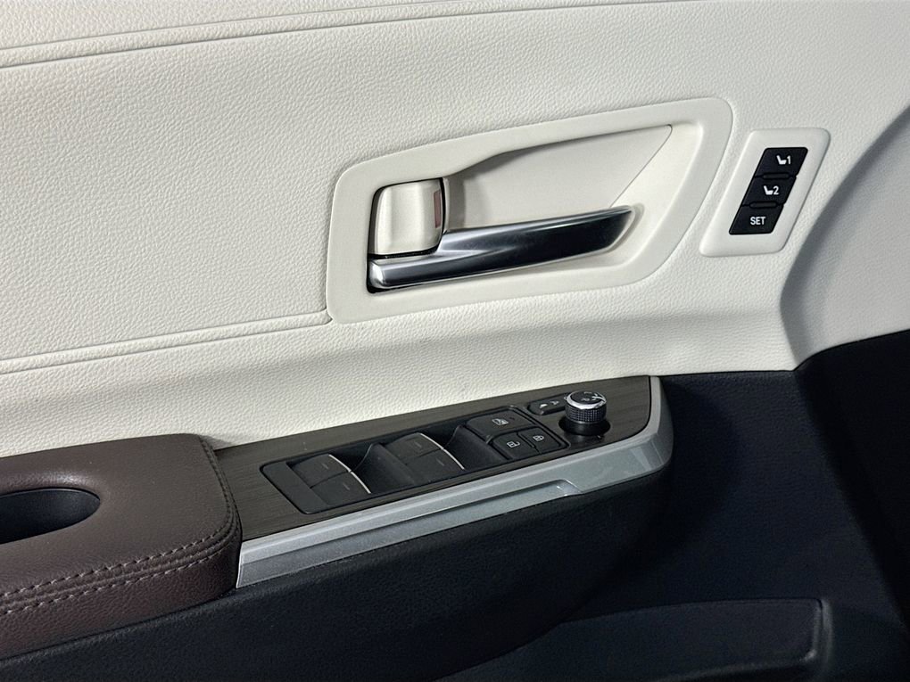 Used 2024 Toyota Sienna Platinum FWD image 23