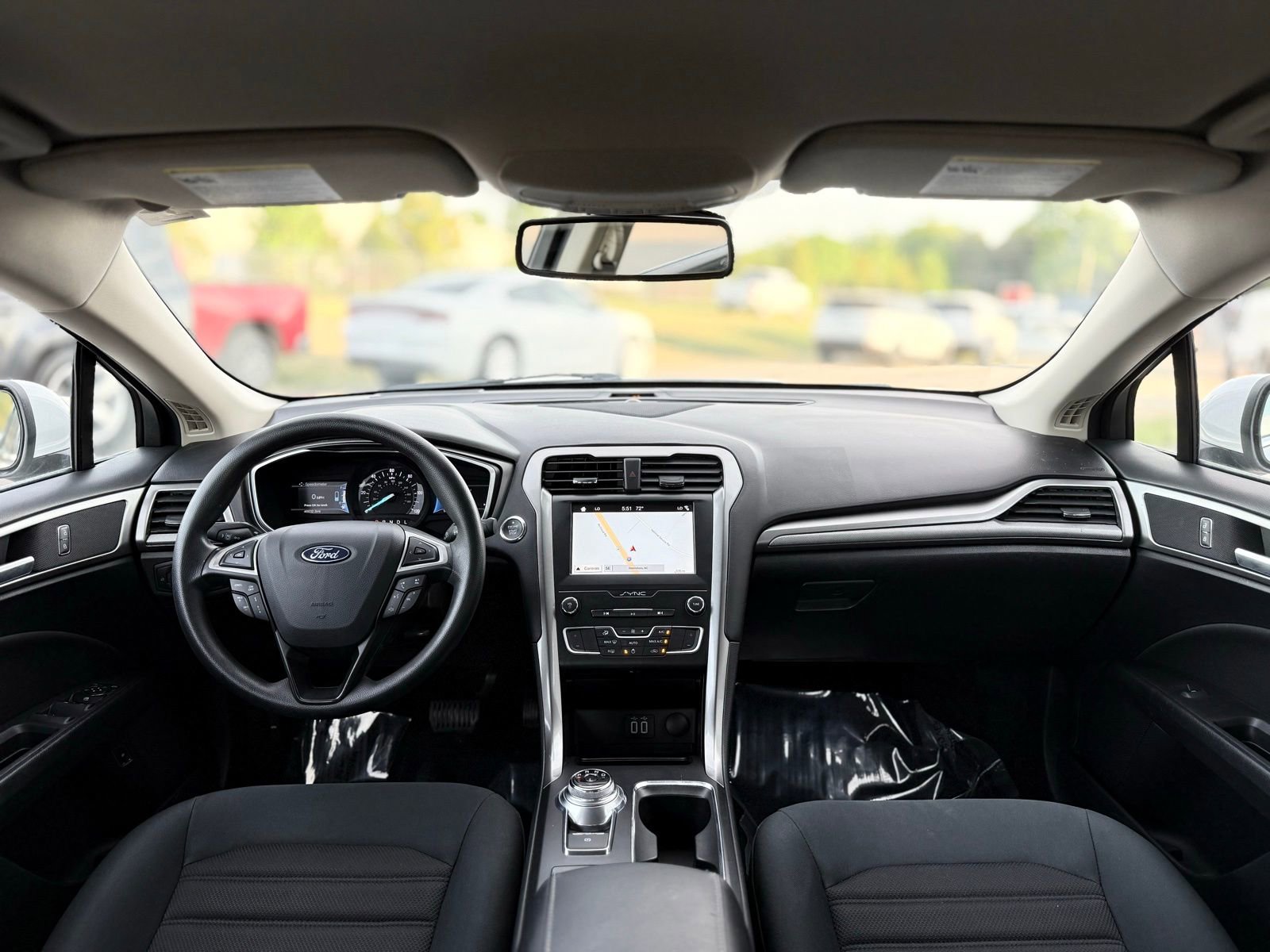 Used 2019 Ford Fusion SE image 2