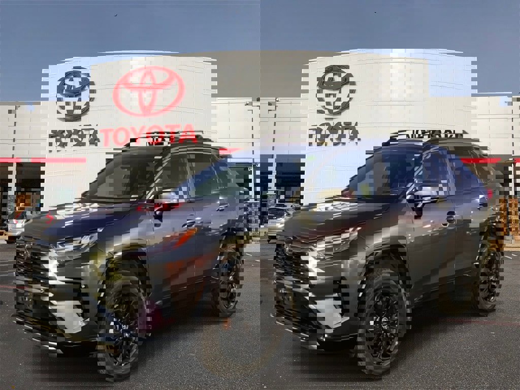 Used 2022 Toyota RAV4 SE image 1
