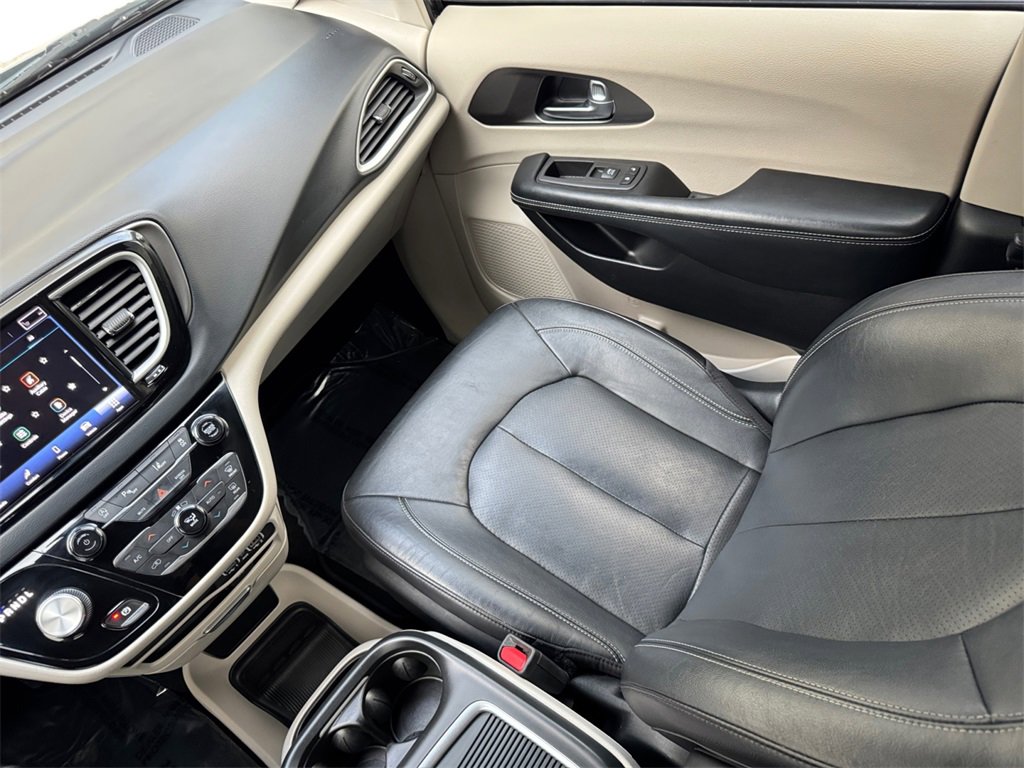 Used 2022 Chrysler Pacifica Touring-L image 17