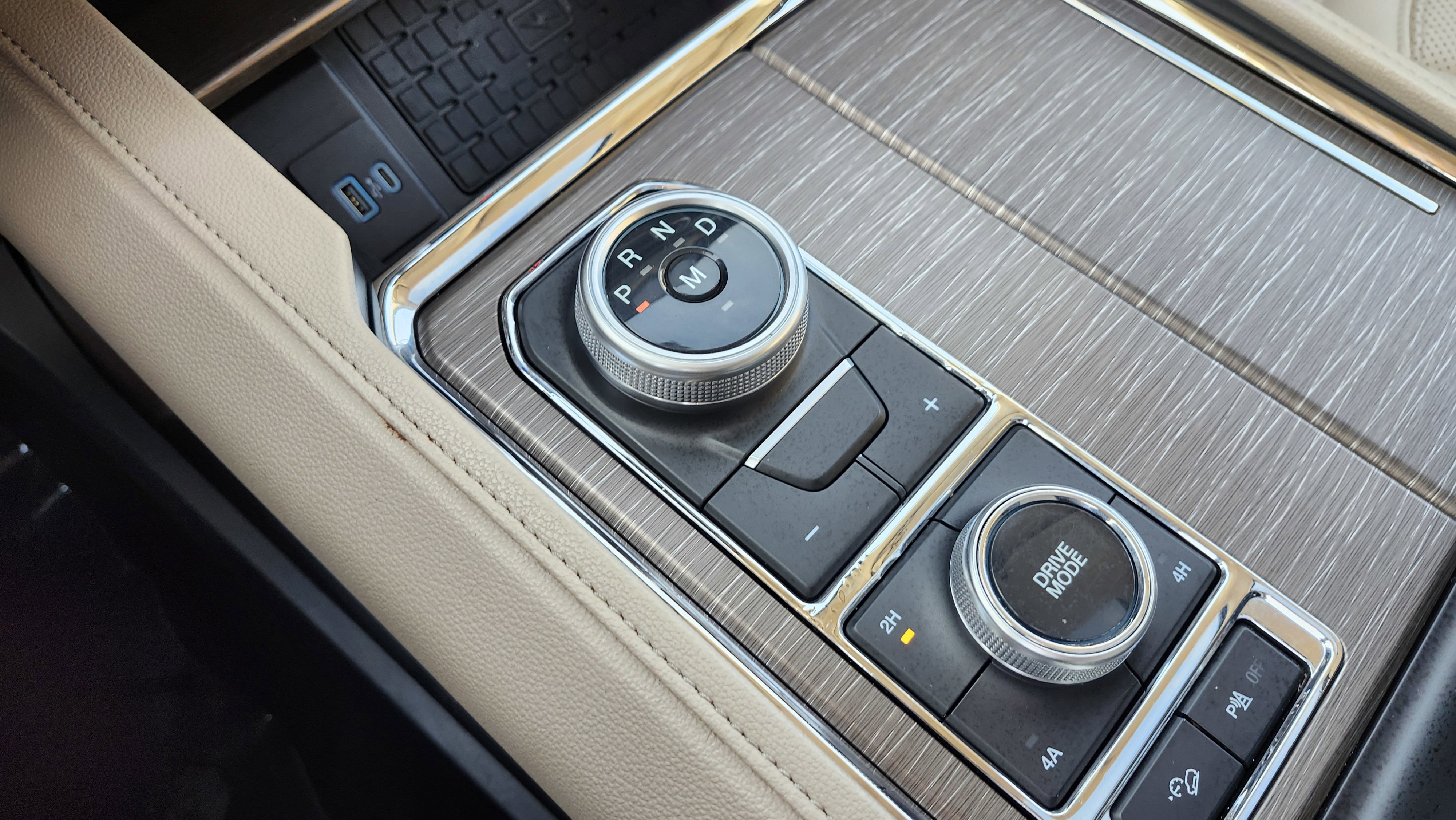 Used 2024 Ford Expedition Limited image 11