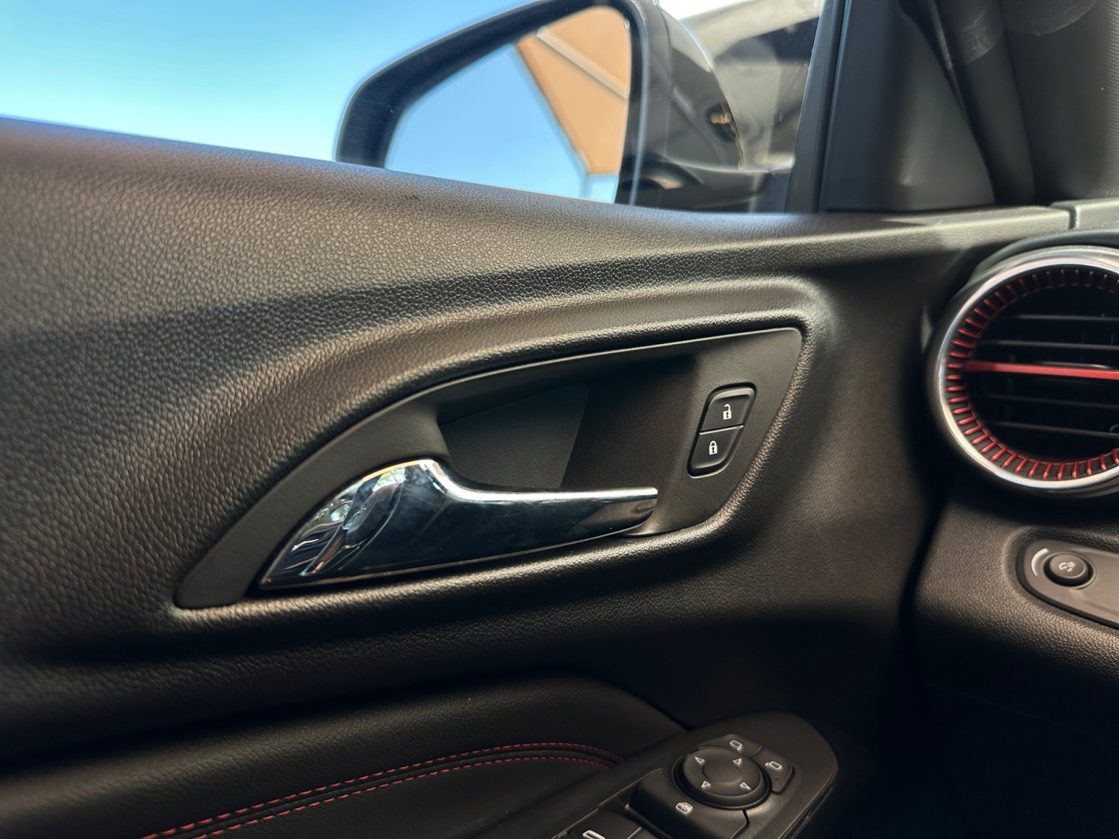 Used 2025 Chevrolet Trax RS w/ Sunroof Package FWD image 18