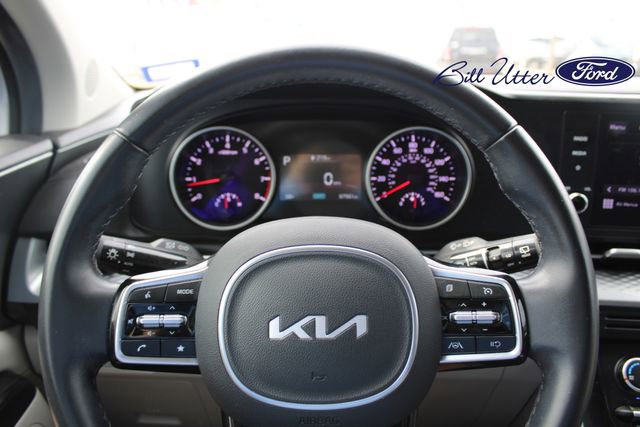 Used 2023 Kia Carnival LX image 10