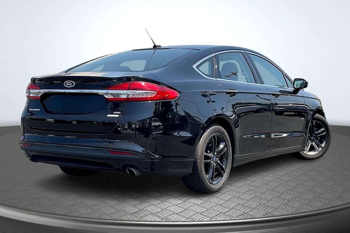 Used 2018 Ford Fusion SE w/ Fusion SE Technology Package FWD image 13