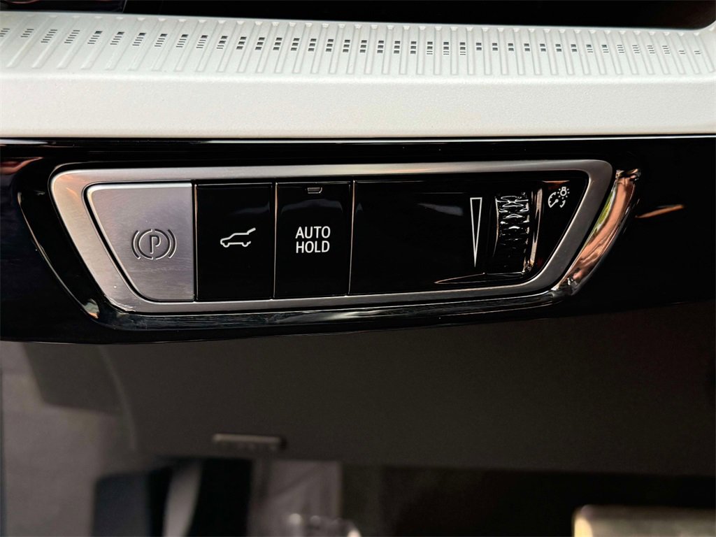 Used 2025 Cadillac Optiq Luxury 1 image 27