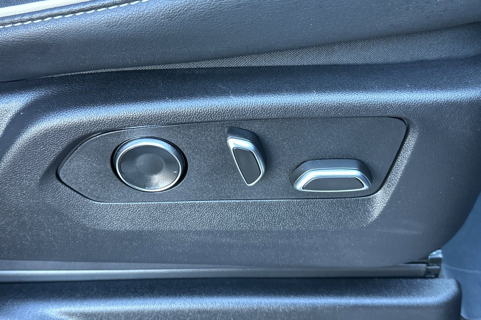 Used 2025 Cadillac Escalade Premium Luxury image 22