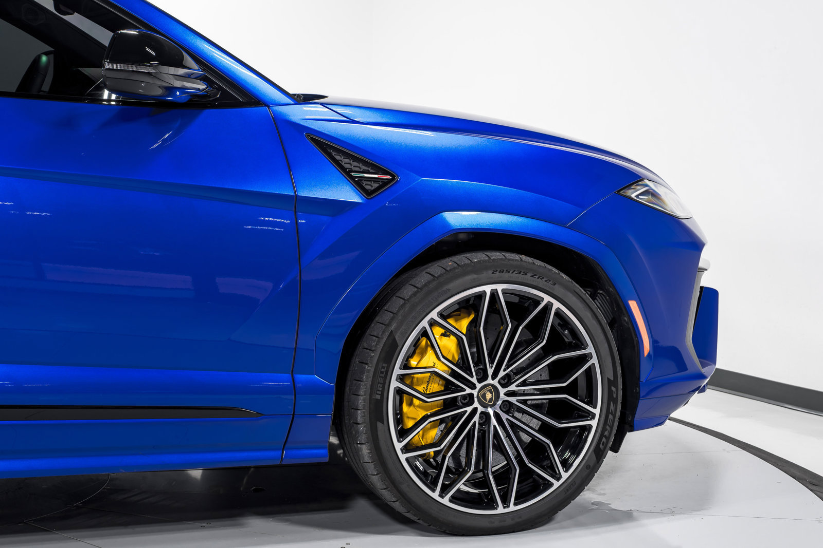 Used 2025 Lamborghini Urus SE AWD/4WD image 52
