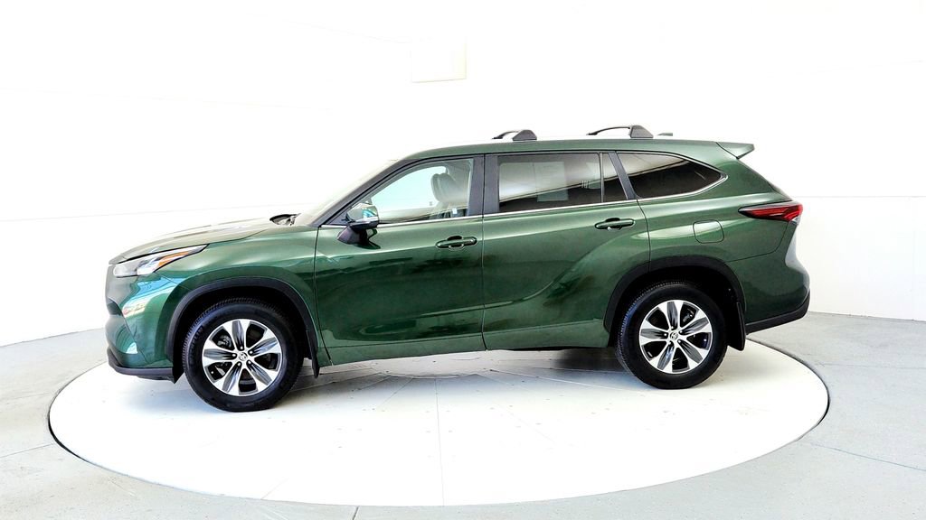 Certified 2024 Toyota Highlander XLE AWD/4WD image 3