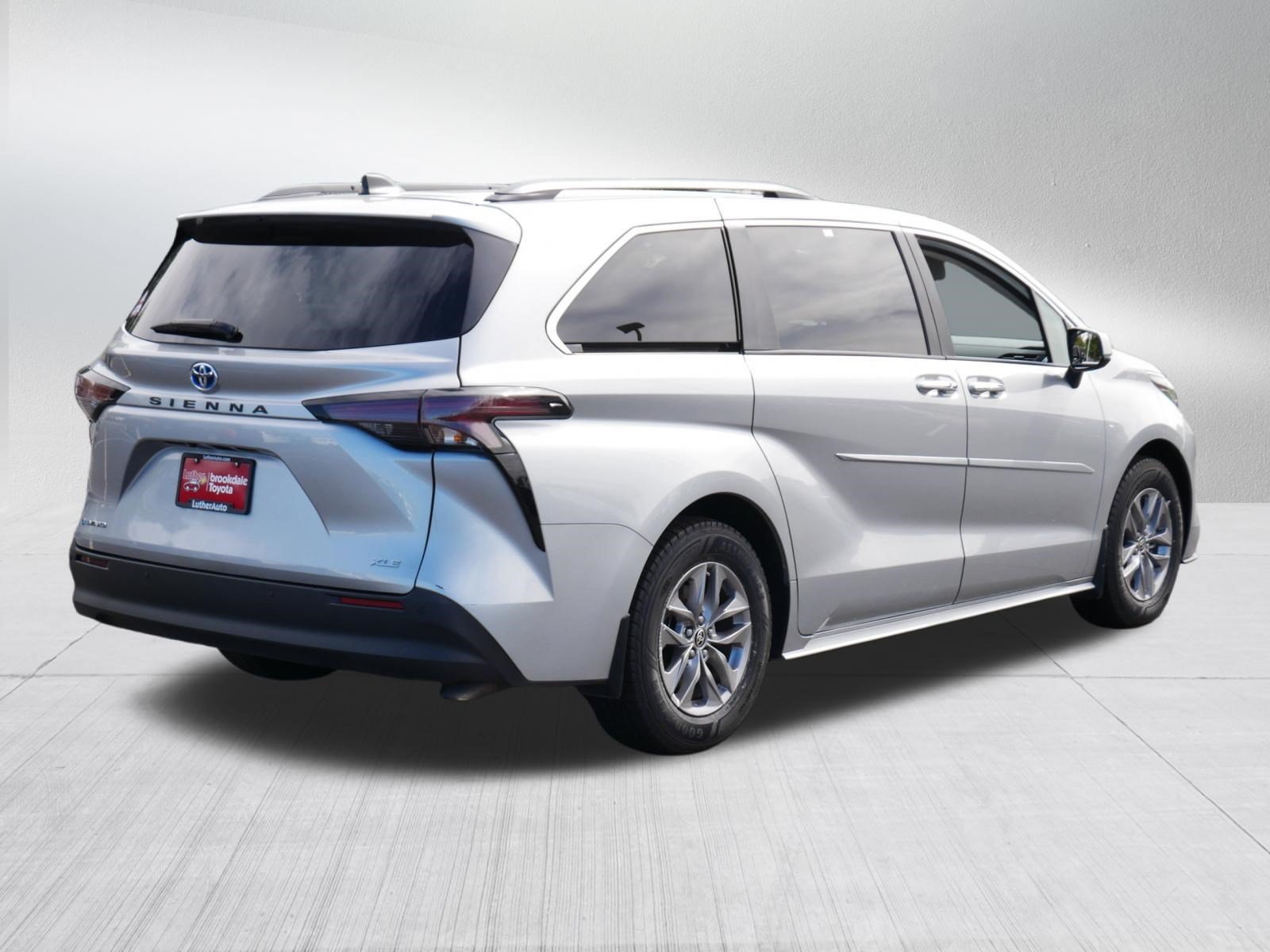 Used 2025 Toyota Sienna XLE w/ XLE Plus Package AWD/4WD image 7
