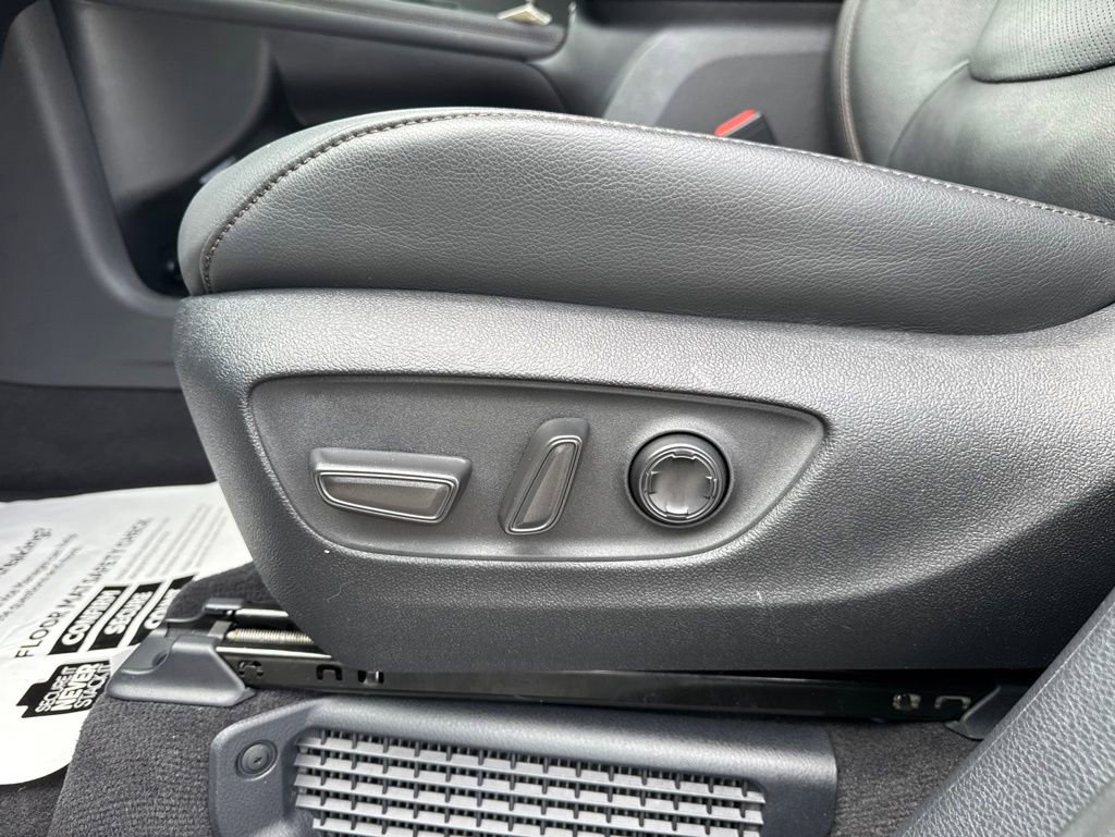 Used 2025 Toyota Sienna Platinum AWD/4WD image 38