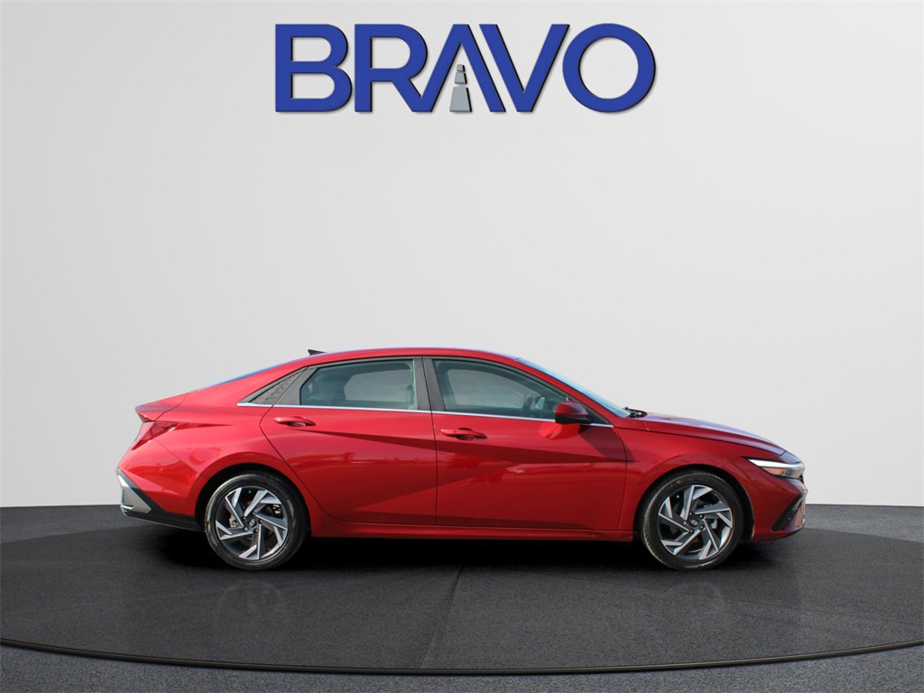 Used 2025 Hyundai Elantra SEL image 4