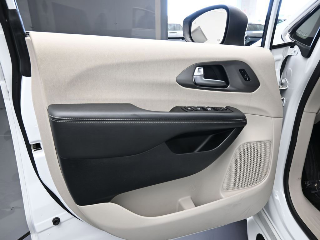 Used 2023 Chrysler Pacifica Touring-L image 16