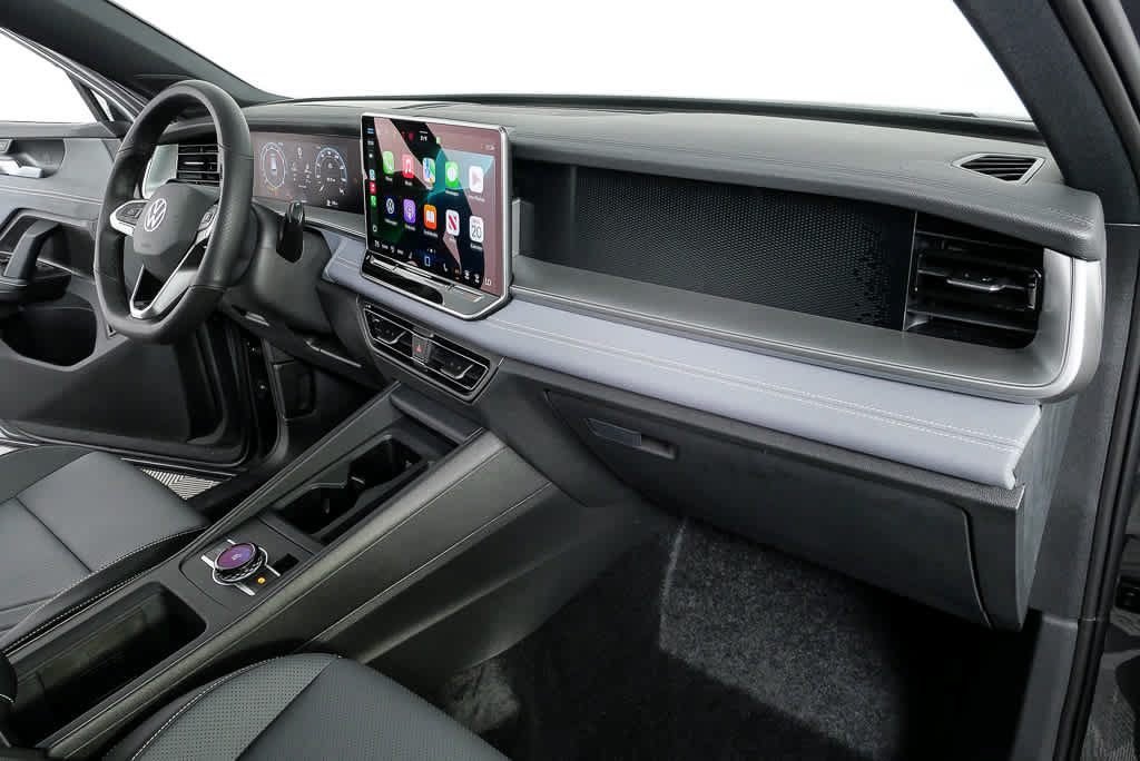 New 2026 Volkswagen Tiguan SE R-Line FWD image 23