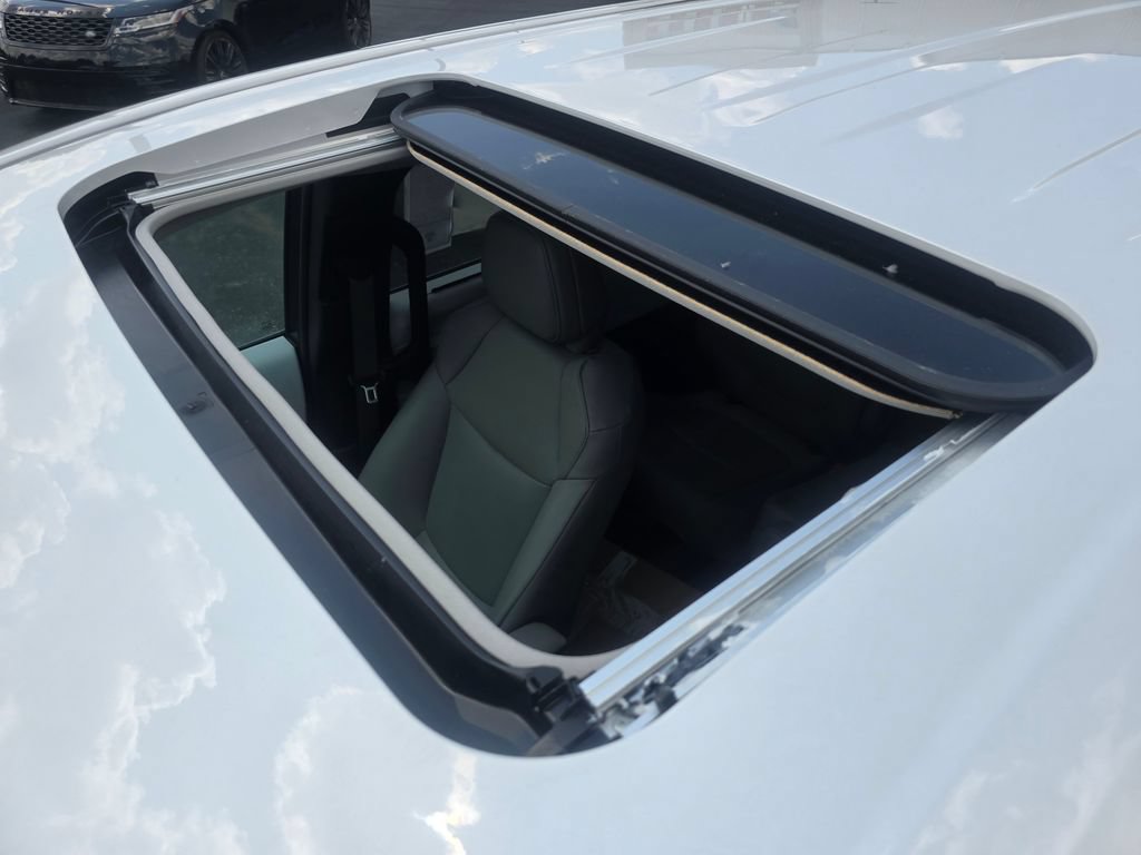 Used 2025 Toyota Sienna XLE FWD image 3