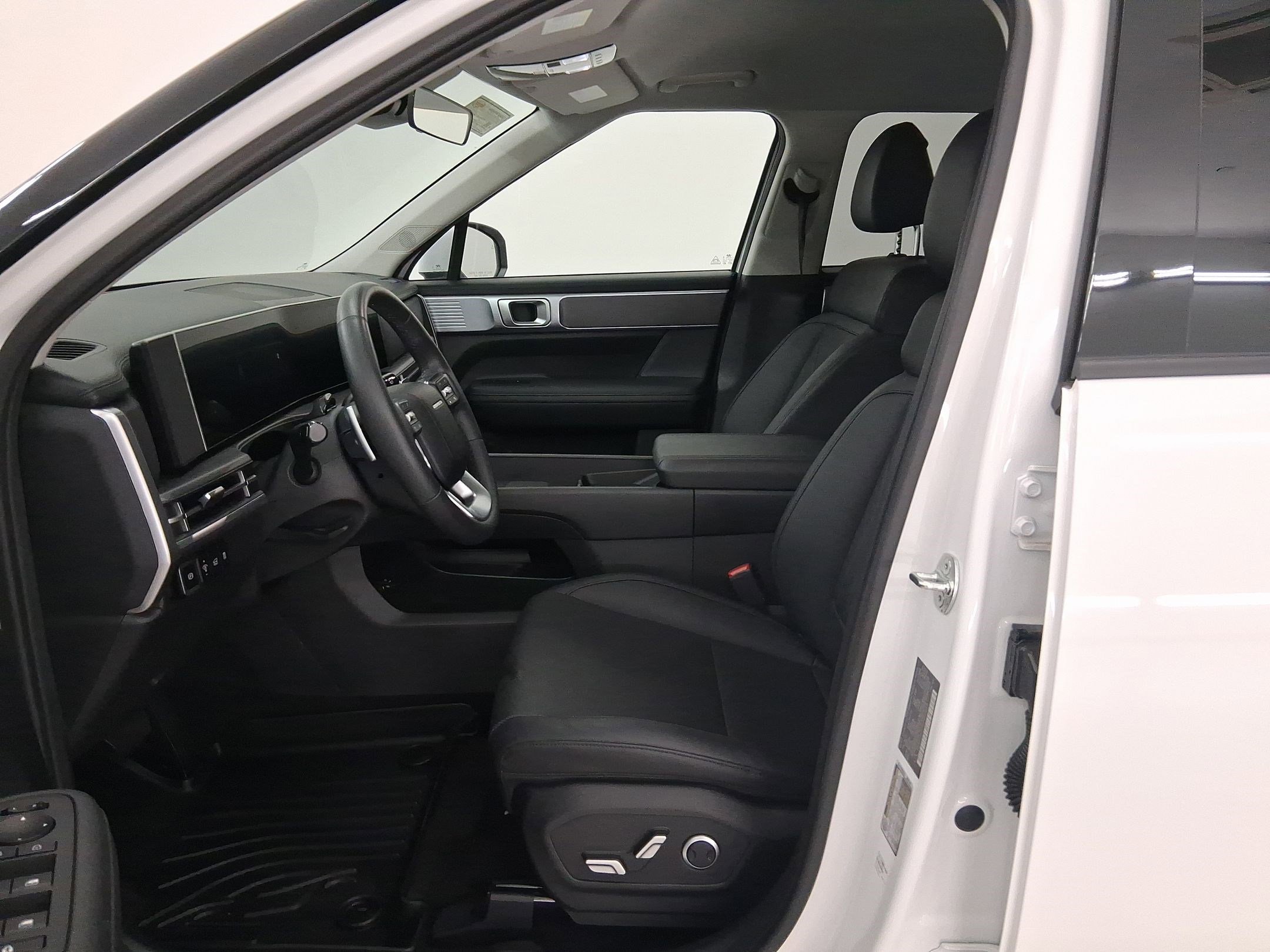 Used 2025 Hyundai Santa Fe SEL image 4