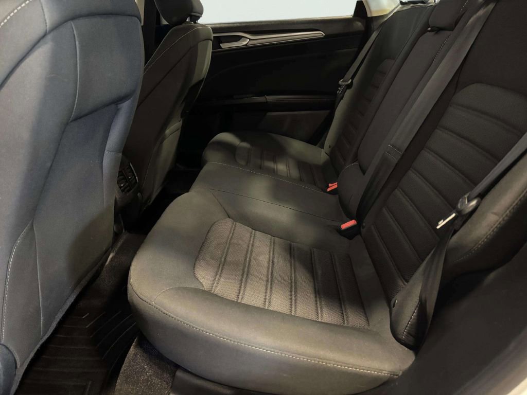 Used 2020 Ford Fusion SE image 17