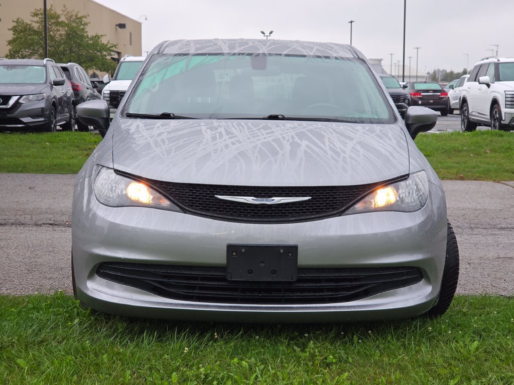 Used 2018 Chrysler Pacifica L FWD image 2