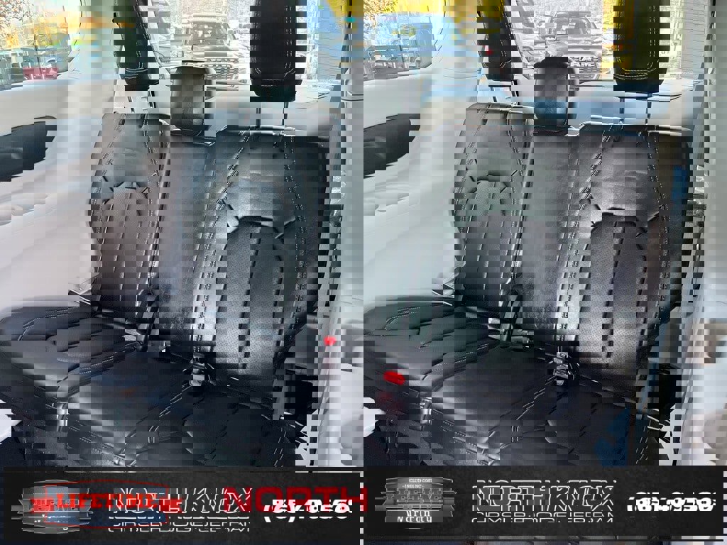 Used 2024 Chrysler Pacifica Touring-L image 16