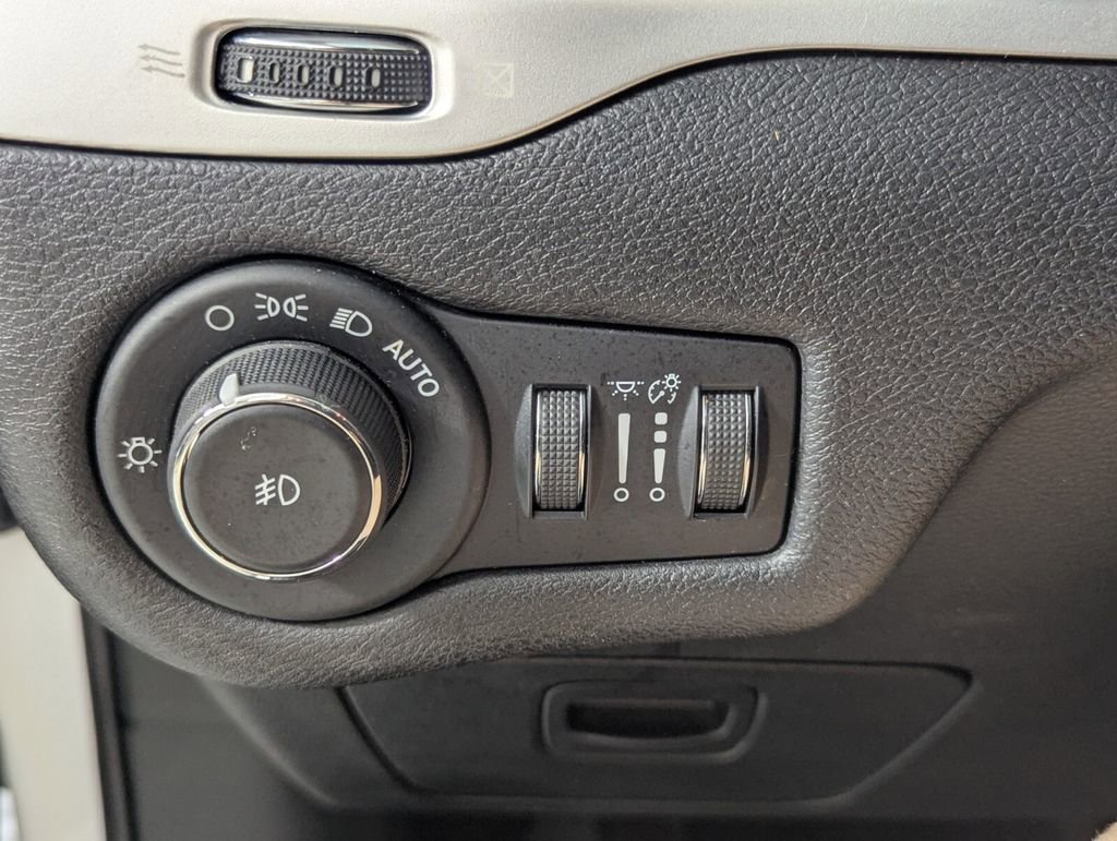 Used 2018 Jeep Cherokee Trailhawk AWD/4WD image 15