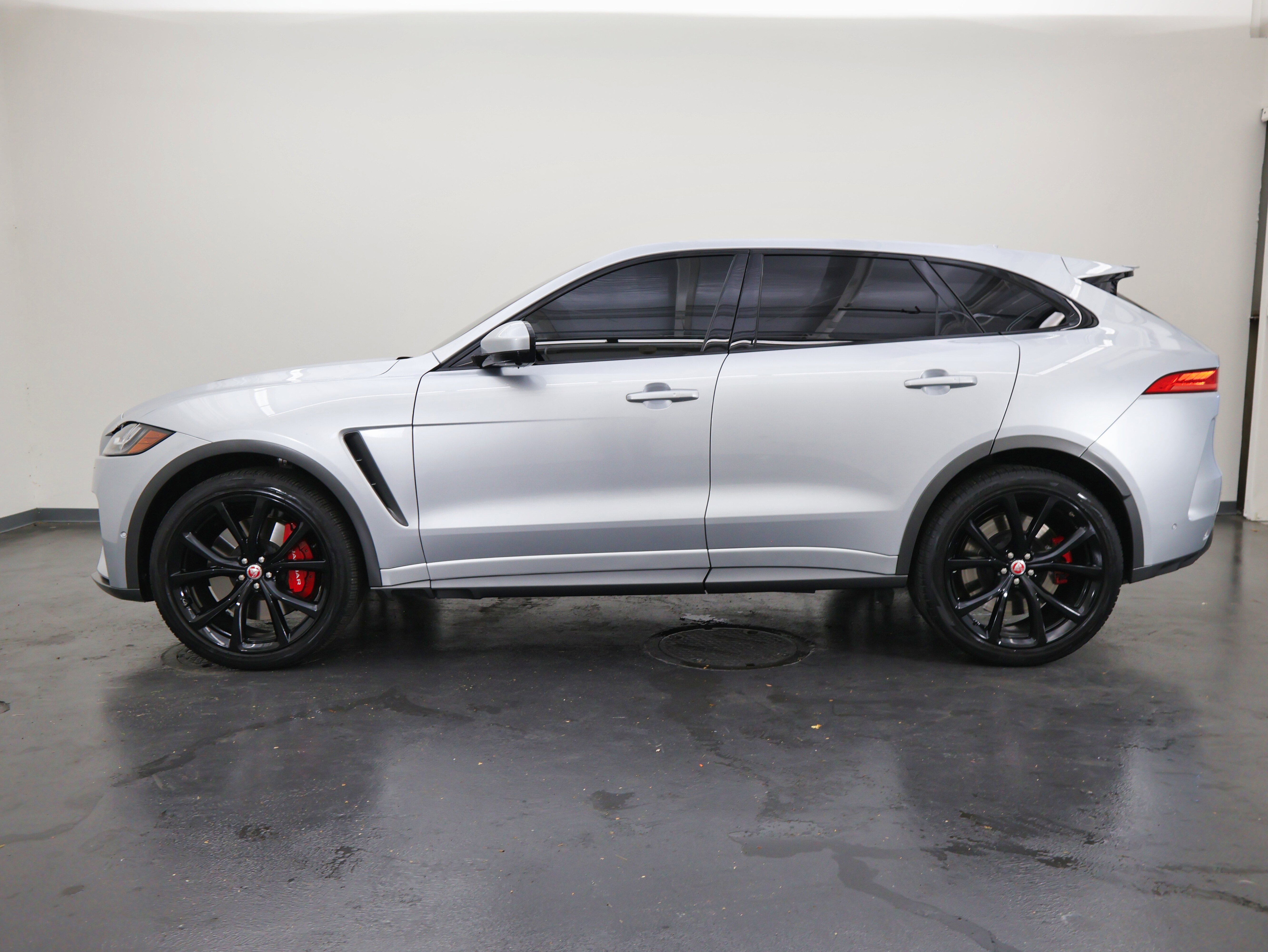 Used 2020 Jaguar F-PACE SVR image 6