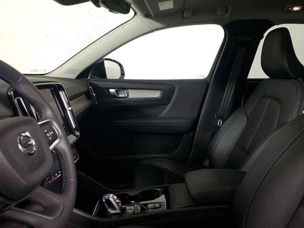 Certified 2023 Volvo XC40 B5 Plus w/ Protection Package Premier image 24