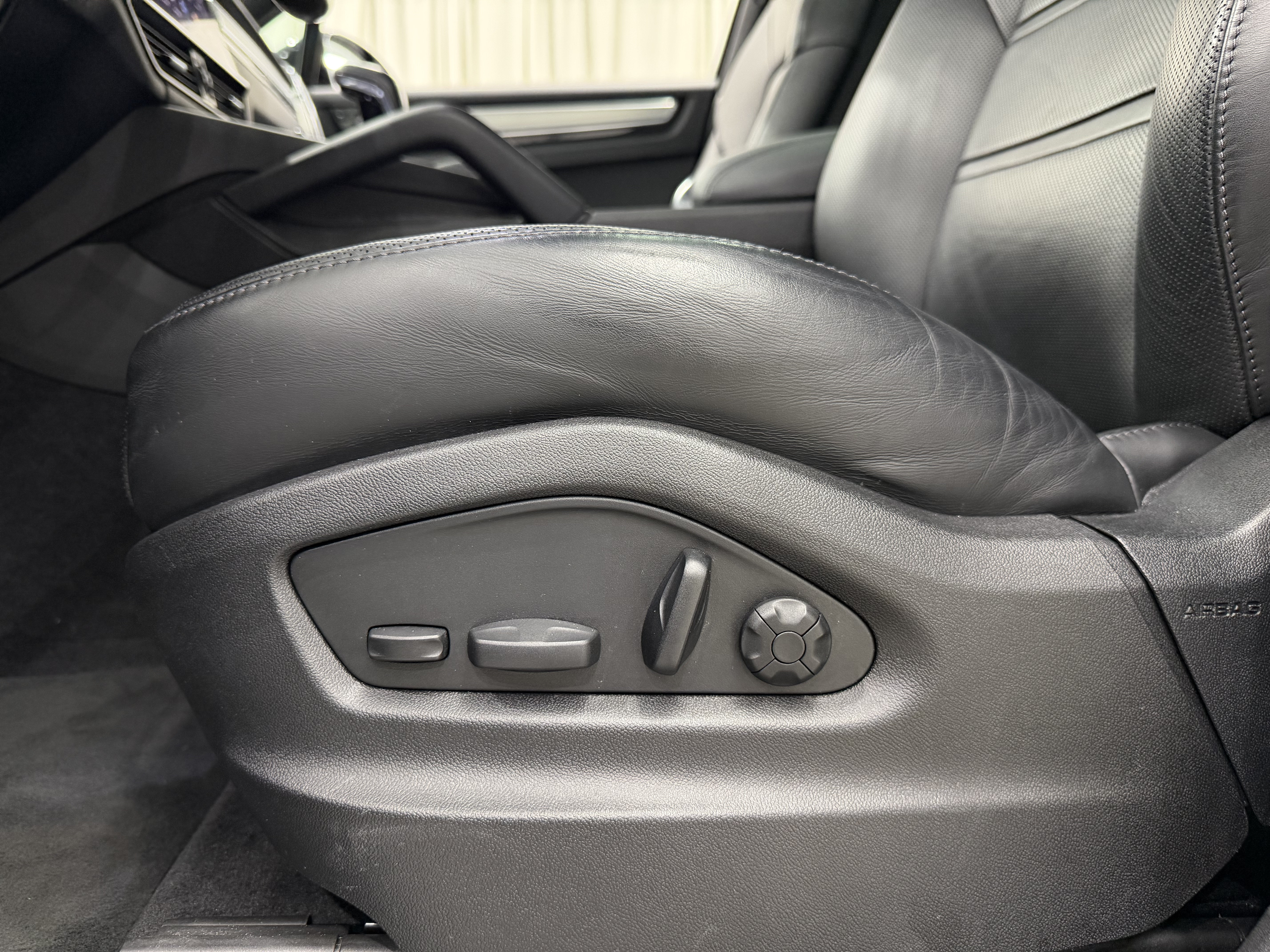Certified 2022 Porsche Cayenne Platinum Edition AWD/4WD image 32