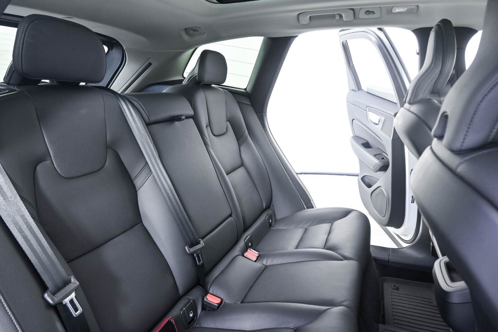Certified 2025 Volvo XC60 B5 Plus w/ Protection Package Premier AWD/4WD image 20