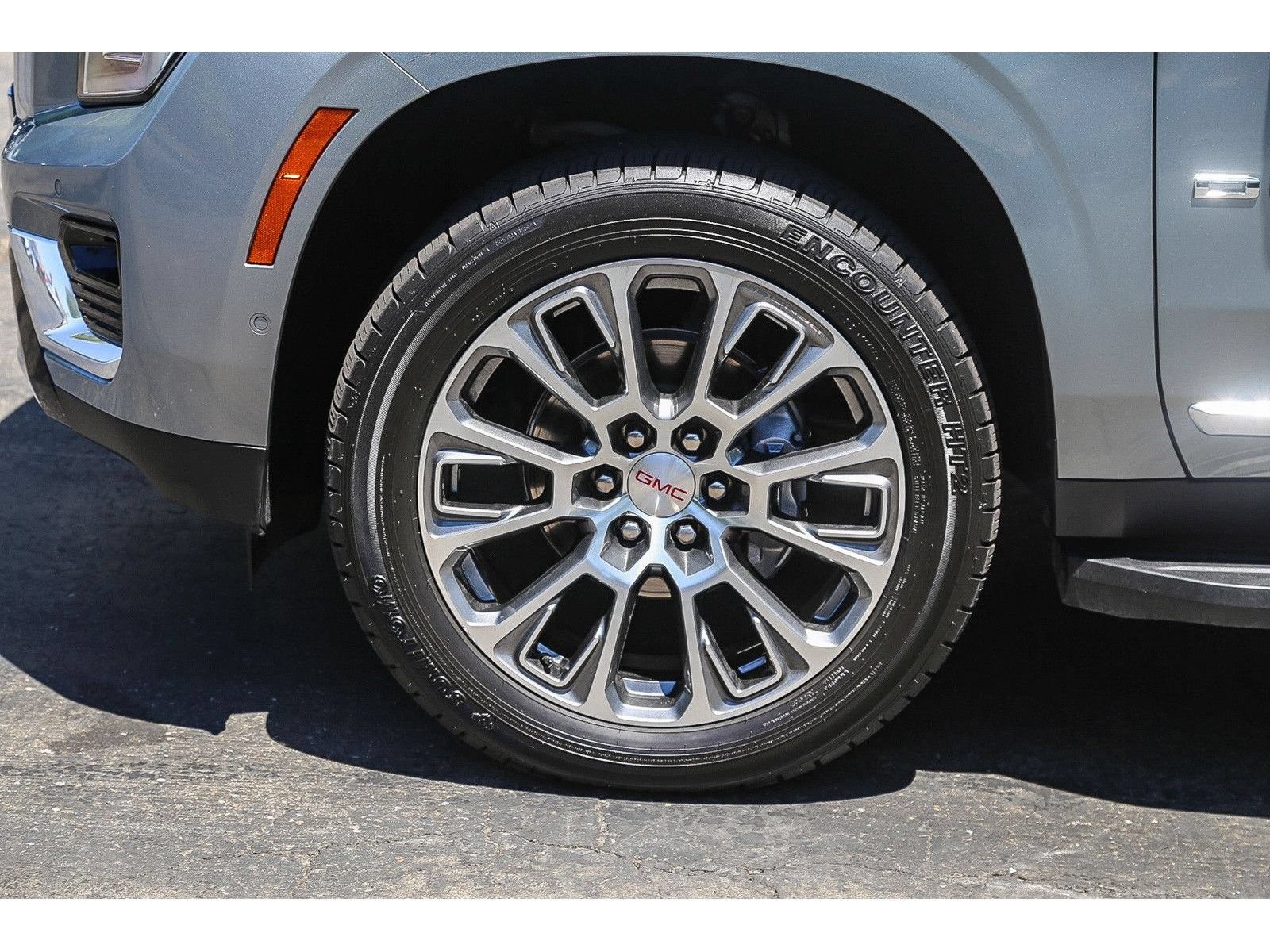 Used 2025 GMC Yukon XL Denali AWD/4WD image 9